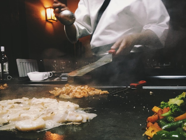 Šéfkuchár pripravuje jedlo